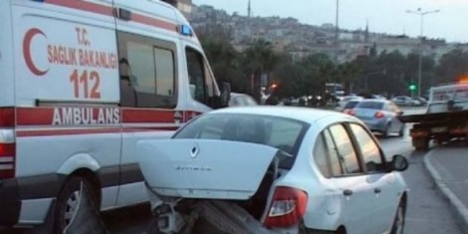 İzmir'de trafik kazası: 8 yaralı