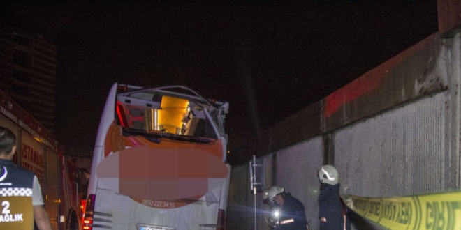 Virajı alamayan yolcu otobüsü bariyerlere çarptı