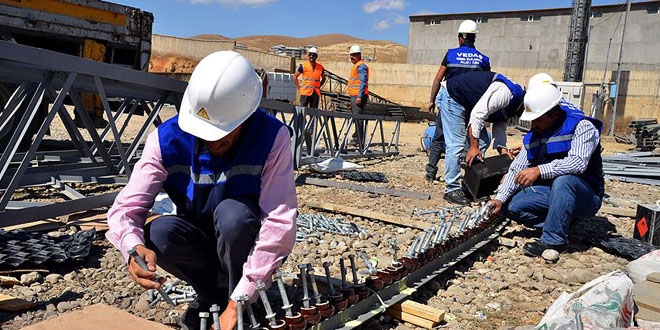 Yksekova'da hasar gren elektrik ebekeleri yenileniyor