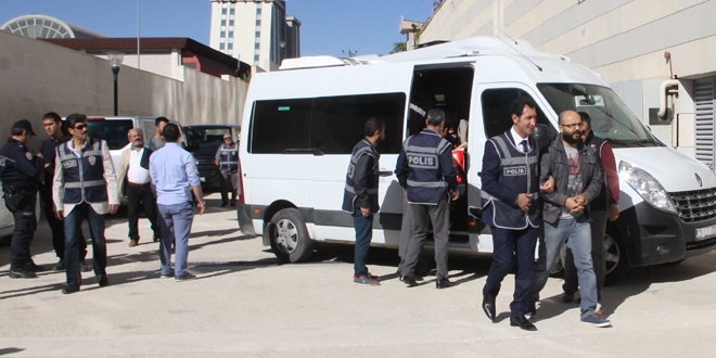 Elaz'da gzaltna alnan 10 akademisyen tutukland