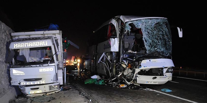 Samsun'da trafik kazas: 1 kii ld, 39 kii yaraland