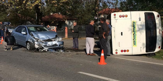 Otomobil servis minibüsüyle çarpıştı: 7'si çocuk 12 yaralı