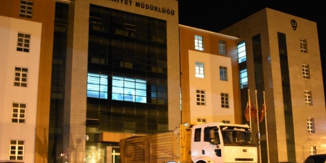 Van'da 4 ton patlayıcı yüklü kamyon yakalandı