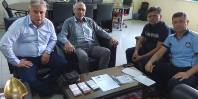 Yolda bulduğu 50 bin lirayı zabıtaya teslim etti