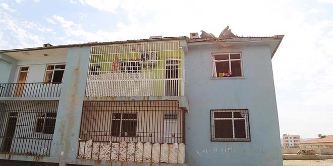 Teröristlerin attığı 2 roketatar mermisi eve isabet etti