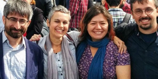 Akademisyenlerin davası ertelendi