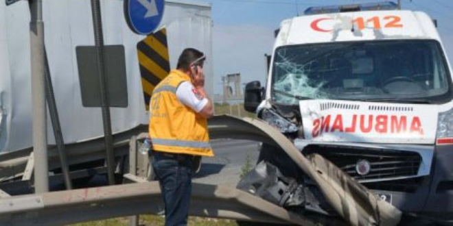 Erzurum'da ambulans kaza yapt: 2 yaral