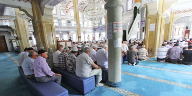 Diyanet: Sandalyede namaz olmaz