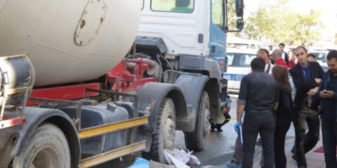 Temizlik yapan belediye iisi, beton mikserinin altnda can verdi