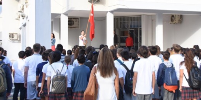 İzmir'de okul müdürünün öğrencileri azarladığı iddiası