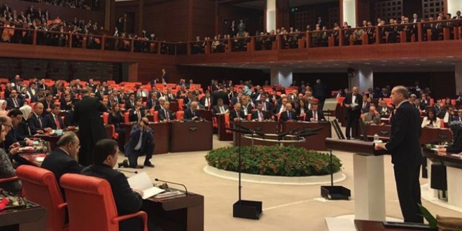 Cumhurbaşkanı kürsüye geldi, Baykal salondan çıktı