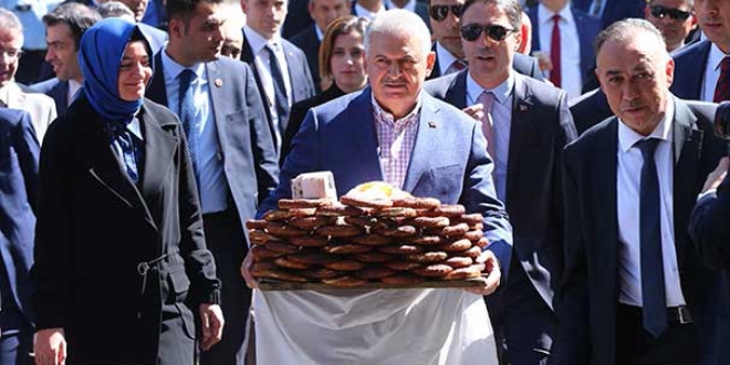 Başbakan Yıldırım, simit tezgahının başına geçti
