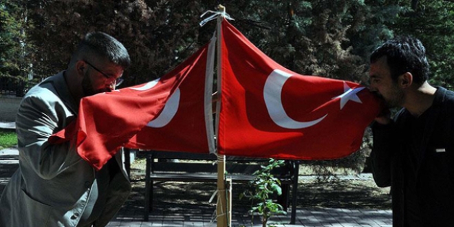 Kopan iki bacağına aldırmadan 'önce silah arkadaşım' dedi