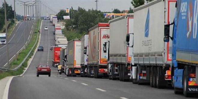 Kapıkule'de 25 kilometrelik tır kuyruğu oluştu