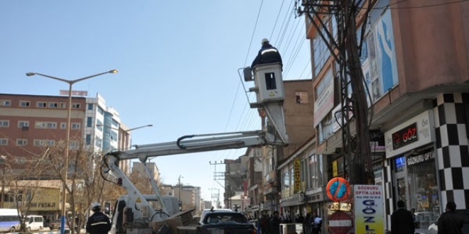Yüksekova'da trafik ışıkları yenileniyor