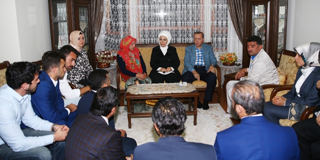 Erdoğan, kahraman astsubayın evini ziyaret etti