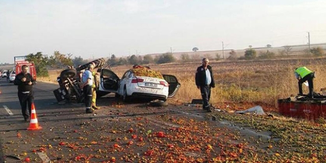 Otomobil, traktör römorkuna çarptı: 3 ölü, 1 yaralı