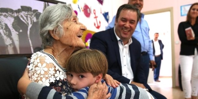 Sabiha öğretmene 101'inci yaşında sürpriz doğum günü