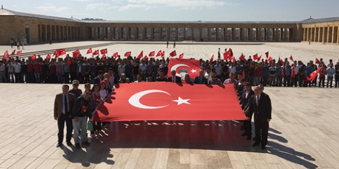 Okulları kapatılan askeri öğrencilerden Anıtkabir'e ziyaret