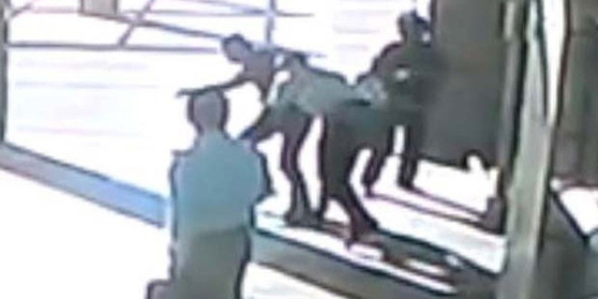 Polis, kaçak şube müdürünün üzerine atlayarak yakaladı