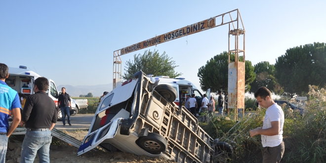 Öğrenci servisi su kanalına devrildi: 10 yaralı