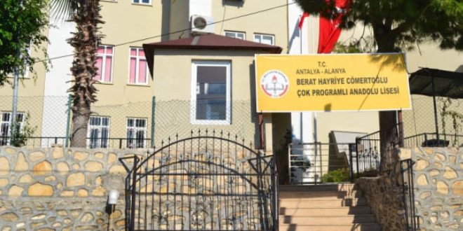 'Öğretmen, okul panosundaki şehidin fotografını indirdi' iddiası