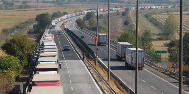 Kapıkule'de 8 kilometrelik tır kuyruğu oluştu
