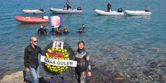 Hayatını kaybeden öğretmen arkadaşları için denize karanfil bıraktılar