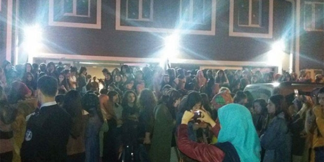 Üniversite yurdunda, 'kız kaçırma' protestosu