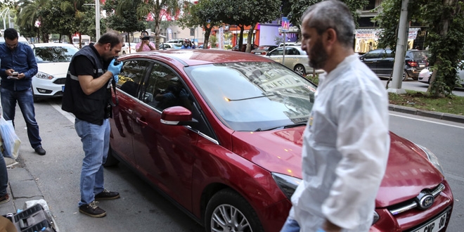 İşçilerinin maaşını ödeyebilmek otomobilini sattı, parayı çaldırdı