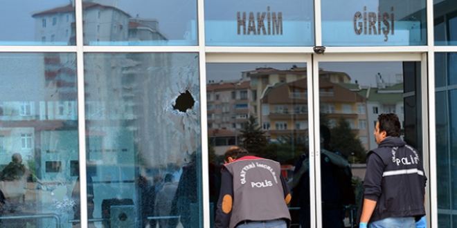 Adliye binasına av tüfeğiyle ateş açtı