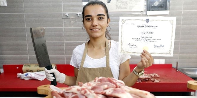 Atanamayan Ayşegül öğretmen kasap oldu