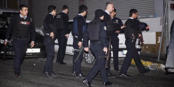 Diyarbakır'da Polis HDP ve DBP binalarında arama yaptı