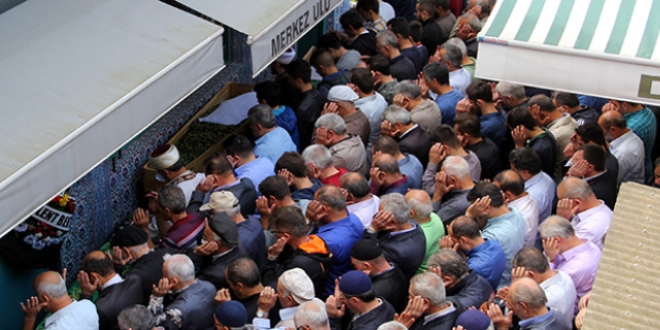 Trafik kazasında ölen anne, baba ve oğlu toprağa verildi