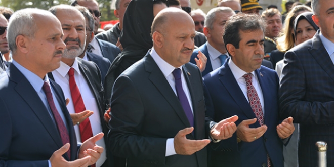 Bakan Işık, şehit Halisdemir'in kabrini ziyaret etti