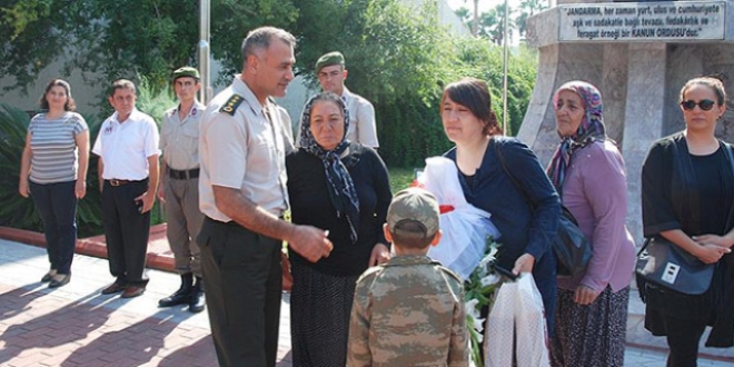 Şehit annesi Mehmetçiği ziyaret etti