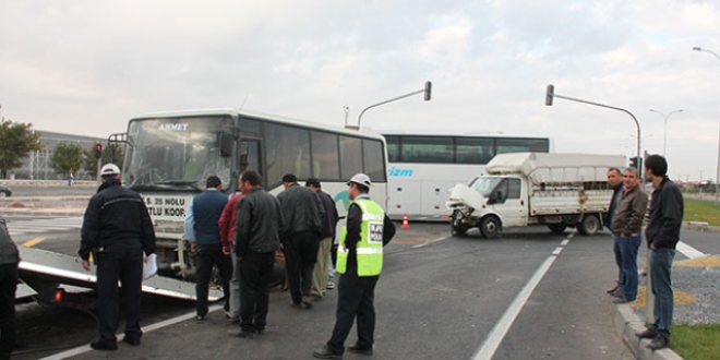 Aksaray'da öğrenci servisi 2 kamyonete çarptı: 12 yaralı