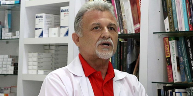 Eczanesine gelenlere hem ilaç hem de kitap veriyor