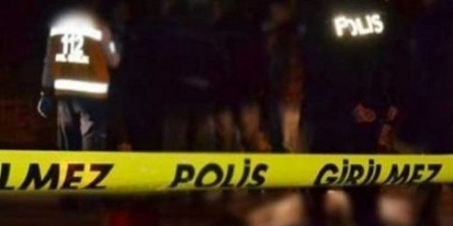 Ehliyetsiz sürücü polislere çarptı