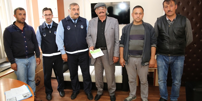 Bulduğu 100 bin liralık çek ile 58 bin liralık senedi teslim etti