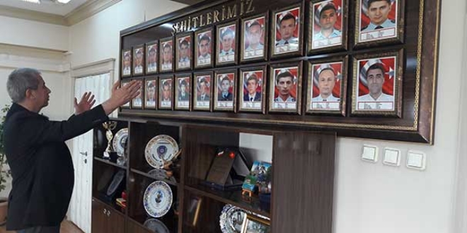 FETÖ'cüler yüzünden fotoğraf panosu kaldırıldı