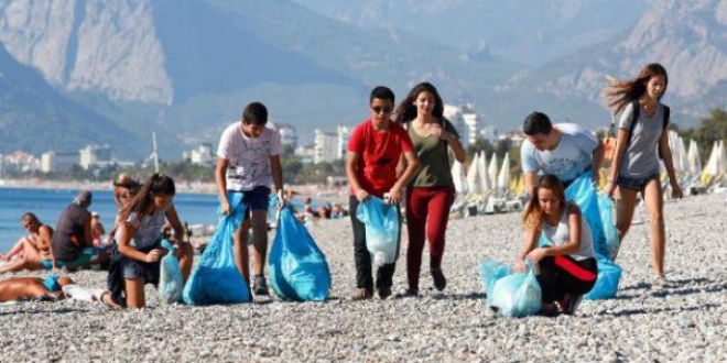 Antalya'da 150 lise öğrencisi plajı temizledi