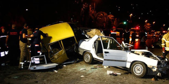 İzmir'de trafik kazası: 1 ölü, 5 yaralı