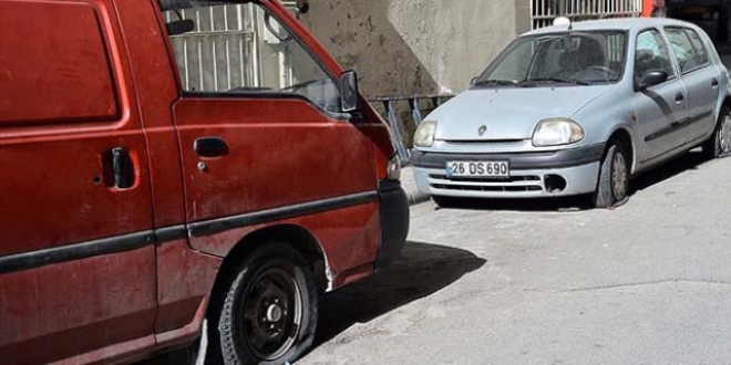 Park halindeki araçların lastikleri kesildi