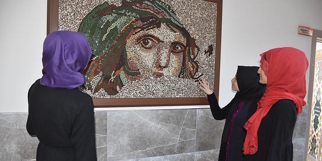 İmam hatip öğrencileri atık seramik'ten tablolar hazırlıyor