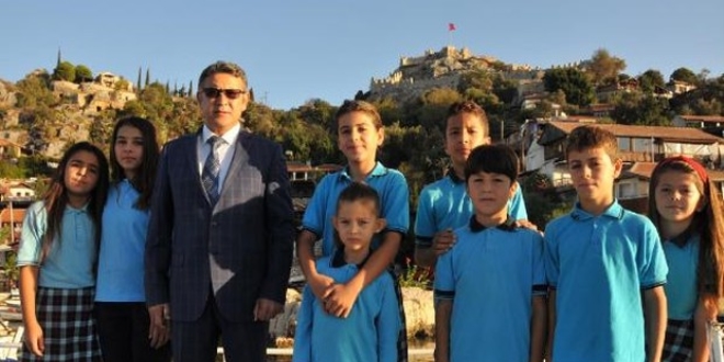 Antalya'da renciler okula tekne ile gidiyor