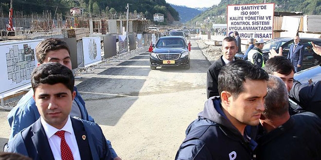 Erdoğan RTEÜ Geliştirme Vakfı lojmanlarının inşaatını inceledi