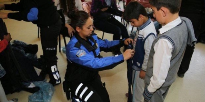 Van'da polis ekiplerinden öğrencilere giyim yardımı