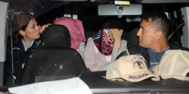 Adana'da 1'i öğretmen, 6 kişi tutuklandı