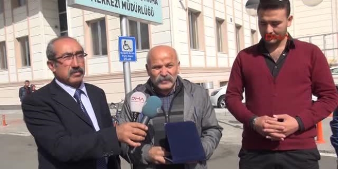 Engelli öğretmen çifte yardım eden otobüs şoförüne plaket verildi